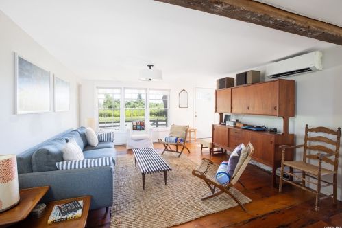 690 Albertson Ln, Greenport, NY 11944-2600