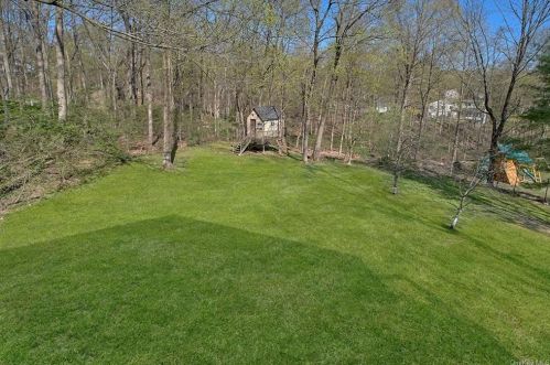 3 Banks Hill Rd, Pleasantville NY  10570-2453 exterior