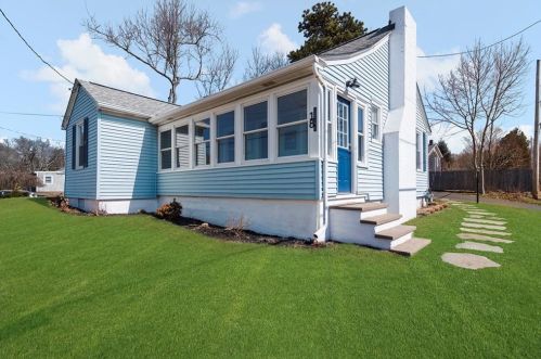18 Lakeview Dr, South Kingstown RI  02882-1223 exterior