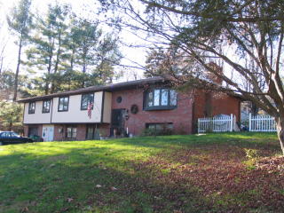 40 Skyview Dr, Poughkeepsie, NY 12603-1427