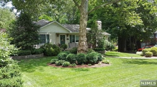 11 June Ln, Montvale, NJ 07645-2015