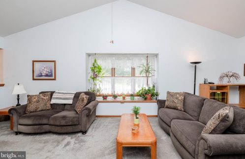 6 Pendleton Dr, Berlin Boro NJ  08009-9672 exterior