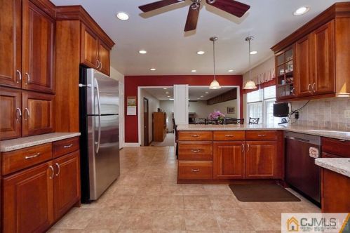 18 Hamilton Dr, East Brunswick NJ  08816-2709 exterior