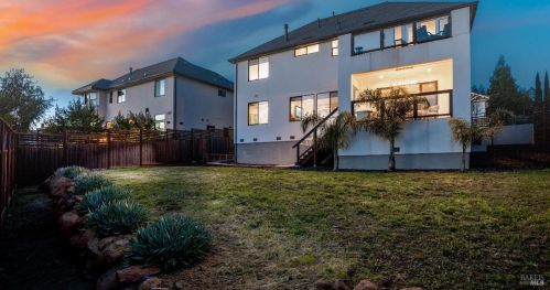 2104 Wedgewood Way, Santa Rosa, CA 95404-7676