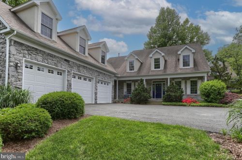 1060 Derry Woods Dr, Hummelstown, PA 17036-9715
