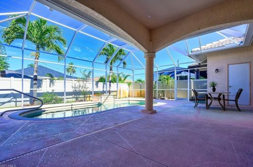 695 98th Ave, Naples, FL 34108-2221
