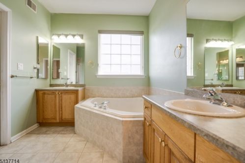 65 Kensington Cir, Belvidere NJ  07823-1700 exterior