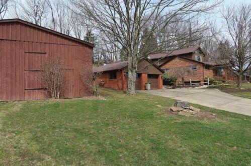380 Richmond Dr, Jeannette, PA 15644-1164