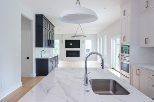 11 Manger Cir, New Rochelle NY  10803-2627 exterior