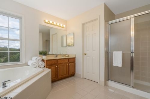 10 Providence Dr, Flemington NJ  08822-3447 exterior