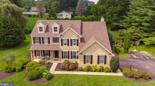 211 Falcon Dr, Kennett Sq, PA 19348-2657