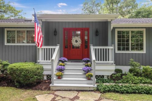 56 Dingee Rd, Scotts Corners, NY 10576-1306
