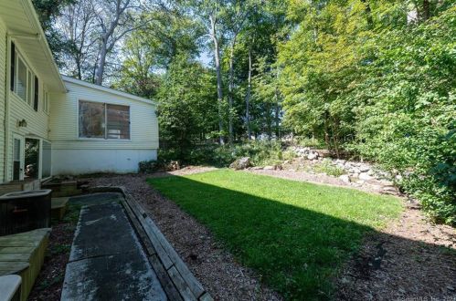 24 Twin Hills Rd, Stamford CT  06903-4614 exterior