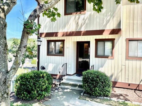 117 Foxton Ct, Beacon Falls, CT 06403-4915