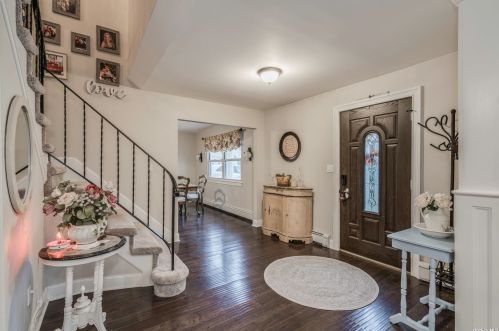 8 Valiant Ct, Mount Sinai, NY 11766-2915
