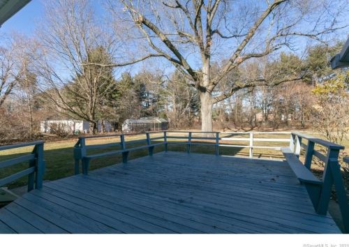 24 Hotchkiss Rd, Farmington CT  06032-2810 exterior