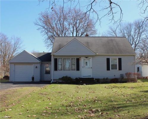 726 Grayton Rd, Berea, OH 44017-1107