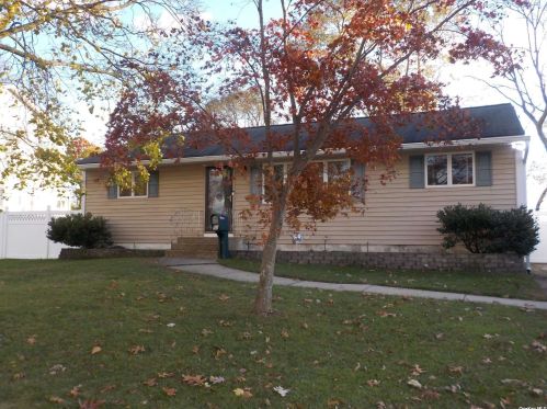 18 Court Dr, South Setauket, NY 11720-2328