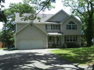 167 Pennsylvania Ave, Gordon Heights, NY 11763-3733