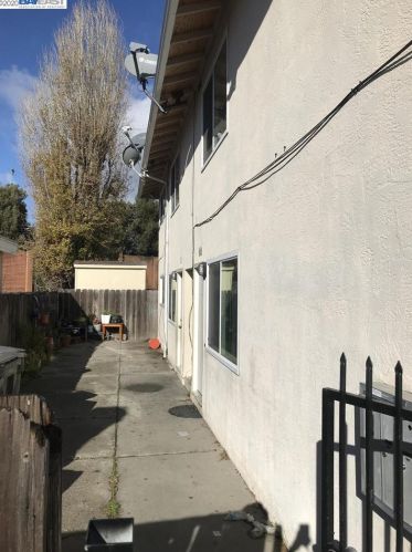 633 Clara St, Oakland, CA 94603-1107