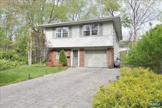 52 Oak St, Hillsdale, NJ 07642-2622