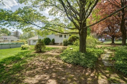 27 Welch Rd, North Haven CT  06473-2844 exterior