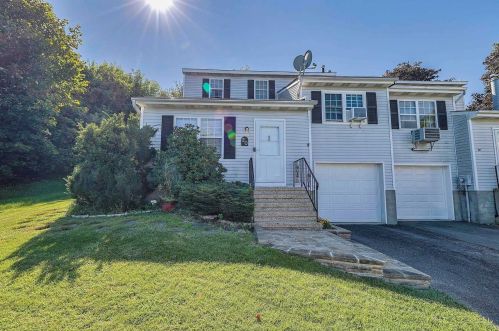 20 Hemlock Ct, Fishkill NY  12524-2618 exterior