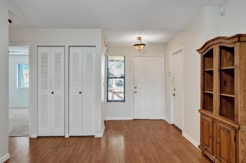 7 Farnworth Dr, Boynton Beach FL  33426-8147 exterior