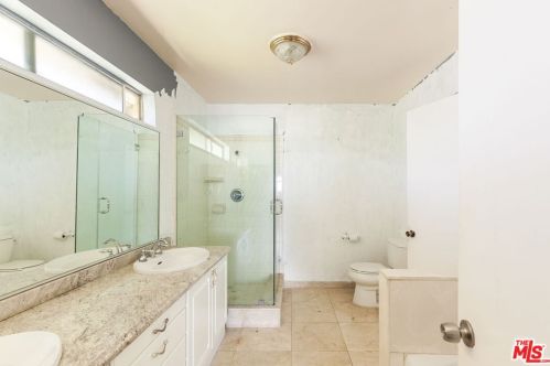 22351 De Grasse Dr, Calabasas CA 91302-5116 exterior