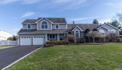 14 Dorothy Ln, Holbrook, NY 11741-3516