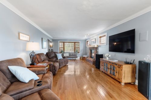 481 Sue Ann Dr, Lake Geneva, WI 53147-2342