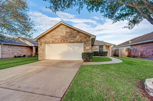 130 Big Thicket Dr, Richmond TX  77469-6192 exterior