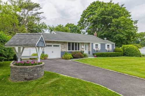 59 Bardolier Ln, Bayshore, NY 11706-7542