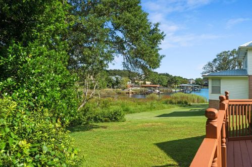 833 Boulevard Of The Champions, Shalimar FL  32579-2154 exterior