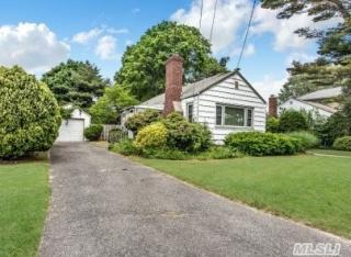 17 Henry Ave, Babylon, NY 11702-1302