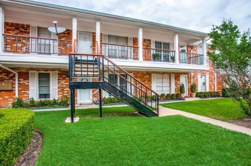 968 Roaring Springs Rd, Fort Worth, TX 76114-4448