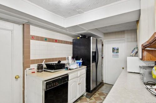 1 Jones Pl, White Plains NY  10606-2218 exterior