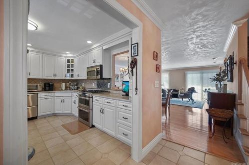 405 Pawnee Ct, Airmont, NY 10901-4123