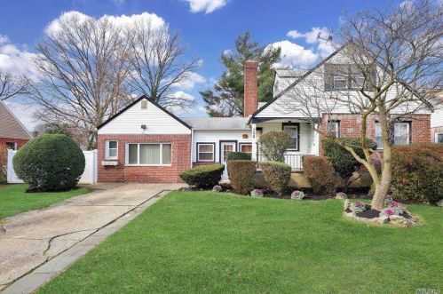 758 Harrison St, Hempstead, NY 11552-3216