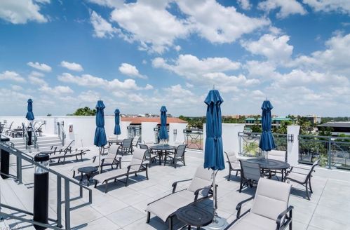 875 6th Ave, Naples, FL 34102-6706