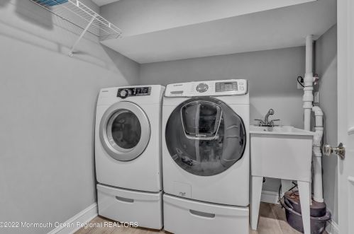 34 Windsor Dr, Little Silver NJ  07739-1311 exterior