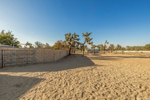 42522 15 St, Lancaster CA 93534-6212 exterior