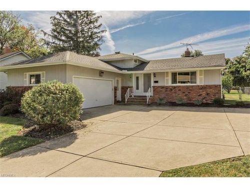 2002 Aldersgate Dr, Cleveland, OH 44124-3808