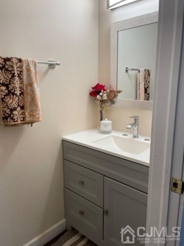 188 Applegate Ln, East Brunswick NJ  08816-5017 exterior