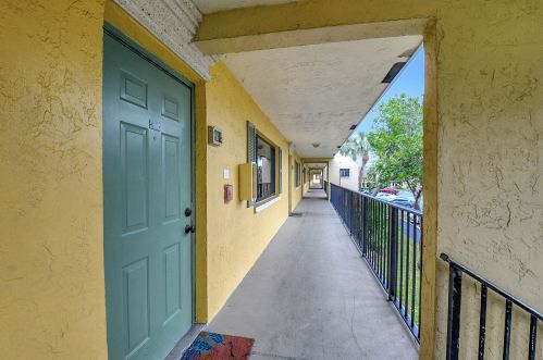 512 Meadows Cir, Boynton Beach, FL 33436-8934