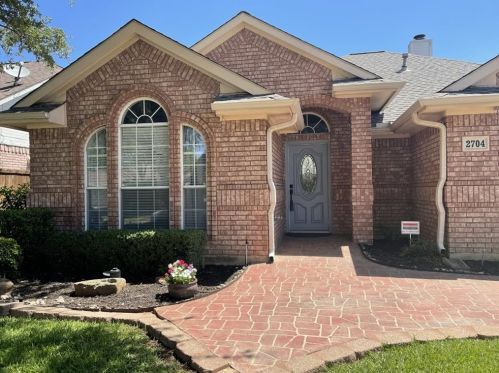 2704 Crystal Glenn Cir, Hurst TX  76054-2427 exterior