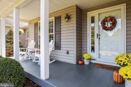 1301 Lodge Rd, Hedgesville, WV 25427-7136