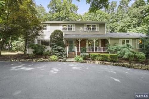 585 Reservoir Dr, Franklin Lakes, NJ 07417-2818