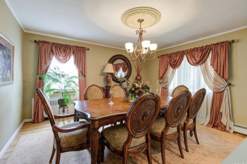 18 Reed Ln, Westbury NY  11590-1943 exterior