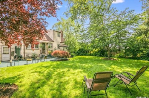 7 Parkview Cir, Bethpage NY  11714-2309 exterior